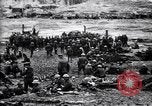 Standbild britische Truppen Rationen erhalten bei der Schlacht von Ancre Frankreich, 1916, aus Sekunde 21 historischem Filmmaterial Videoclip 65675028125
