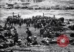 Standbild britische Truppen Rationen erhalten bei der Schlacht von Ancre Frankreich, 1916, aus Sekunde 22 historischem Filmmaterial Videoclip 65675028125