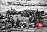 Standbild britische Truppen Rationen erhalten bei der Schlacht von Ancre Frankreich, 1916, aus Sekunde 23 historischem Filmmaterial Videoclip 65675028125