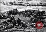 Standbild britische Truppen Rationen erhalten bei der Schlacht von Ancre Frankreich, 1916, aus Sekunde 24 historischem Filmmaterial Videoclip 65675028125