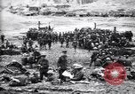 Standbild britische Truppen Rationen erhalten bei der Schlacht von Ancre Frankreich, 1916, aus Sekunde 25 historischem Filmmaterial Videoclip 65675028125