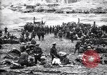 Standbild britische Truppen Rationen erhalten bei der Schlacht von Ancre Frankreich, 1916, aus Sekunde 26 historischem Filmmaterial Videoclip 65675028125