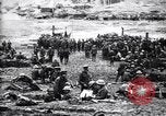 Standbild britische Truppen Rationen erhalten bei der Schlacht von Ancre Frankreich, 1916, aus Sekunde 27 historischem Filmmaterial Videoclip 65675028125