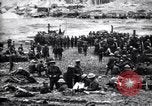 Standbild britische Truppen Rationen erhalten bei der Schlacht von Ancre Frankreich, 1916, aus Sekunde 28 historischem Filmmaterial Videoclip 65675028125
