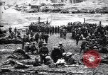 Standbild britische Truppen Rationen erhalten bei der Schlacht von Ancre Frankreich, 1916, aus Sekunde 29 historischem Filmmaterial Videoclip 65675028125