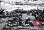 Standbild britische Truppen Rationen erhalten bei der Schlacht von Ancre Frankreich, 1916, aus Sekunde 30 historischem Filmmaterial Videoclip 65675028125