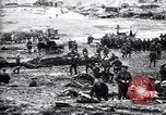 Standbild britische Truppen Rationen erhalten bei der Schlacht von Ancre Frankreich, 1916, aus Sekunde 35 historischem Filmmaterial Videoclip 65675028125