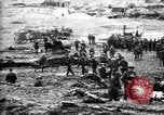 Standbild britische Truppen Rationen erhalten bei der Schlacht von Ancre Frankreich, 1916, aus Sekunde 36 historischem Filmmaterial Videoclip 65675028125