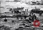 Standbild britische Truppen Rationen erhalten bei der Schlacht von Ancre Frankreich, 1916, aus Sekunde 37 historischem Filmmaterial Videoclip 65675028125