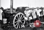 Standbild britische Truppen Rationen erhalten bei der Schlacht von Ancre Frankreich, 1916, aus Sekunde 39 historischem Filmmaterial Videoclip 65675028125