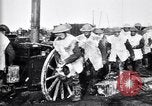 Standbild britische Truppen Rationen erhalten bei der Schlacht von Ancre Frankreich, 1916, aus Sekunde 40 historischem Filmmaterial Videoclip 65675028125