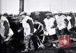 Standbild britische Truppen Rationen erhalten bei der Schlacht von Ancre Frankreich, 1916, aus Sekunde 43 historischem Filmmaterial Videoclip 65675028125