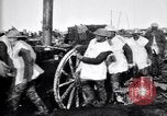 Standbild britische Truppen Rationen erhalten bei der Schlacht von Ancre Frankreich, 1916, aus Sekunde 44 historischem Filmmaterial Videoclip 65675028125