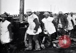 Standbild britische Truppen Rationen erhalten bei der Schlacht von Ancre Frankreich, 1916, aus Sekunde 46 historischem Filmmaterial Videoclip 65675028125