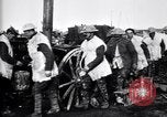 Standbild britische Truppen Rationen erhalten bei der Schlacht von Ancre Frankreich, 1916, aus Sekunde 47 historischem Filmmaterial Videoclip 65675028125