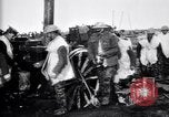 Standbild britische Truppen Rationen erhalten bei der Schlacht von Ancre Frankreich, 1916, aus Sekunde 48 historischem Filmmaterial Videoclip 65675028125