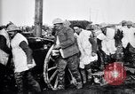 Standbild britische Truppen Rationen erhalten bei der Schlacht von Ancre Frankreich, 1916, aus Sekunde 49 historischem Filmmaterial Videoclip 65675028125