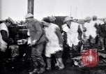 Standbild britische Truppen Rationen erhalten bei der Schlacht von Ancre Frankreich, 1916, aus Sekunde 50 historischem Filmmaterial Videoclip 65675028125