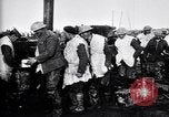 Standbild britische Truppen Rationen erhalten bei der Schlacht von Ancre Frankreich, 1916, aus Sekunde 51 historischem Filmmaterial Videoclip 65675028125
