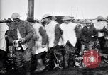 Standbild britische Truppen Rationen erhalten bei der Schlacht von Ancre Frankreich, 1916, aus Sekunde 52 historischem Filmmaterial Videoclip 65675028125