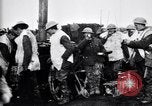 Standbild britische Truppen Rationen erhalten bei der Schlacht von Ancre Frankreich, 1916, aus Sekunde 54 historischem Filmmaterial Videoclip 65675028125