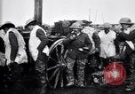 Standbild britische Truppen Rationen erhalten bei der Schlacht von Ancre Frankreich, 1916, aus Sekunde 55 historischem Filmmaterial Videoclip 65675028125