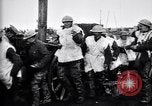 Standbild britische Truppen Rationen erhalten bei der Schlacht von Ancre Frankreich, 1916, aus Sekunde 57 historischem Filmmaterial Videoclip 65675028125