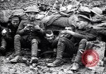 Standbild britische Truppen Rationen erhalten bei der Schlacht von Ancre Frankreich, 1916, aus Sekunde 58 historischem Filmmaterial Videoclip 65675028125