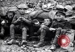 Standbild britische Truppen Rationen erhalten bei der Schlacht von Ancre Frankreich, 1916, aus Sekunde 59 historischem Filmmaterial Videoclip 65675028125