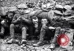Standbild britische Truppen Rationen erhalten bei der Schlacht von Ancre Frankreich, 1916, aus Sekunde 60 historischem Filmmaterial Videoclip 65675028125