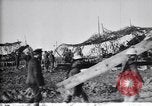 Standbild britischen Artilleristen feuern 8-Zoll howitzer Frankreich, 1916, aus Sekunde 15 historischem Filmmaterial Videoclip 65675028126