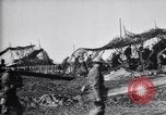 Standbild britischen Artilleristen feuern 8-Zoll howitzer Frankreich, 1916, aus Sekunde 19 historischem Filmmaterial Videoclip 65675028126