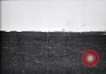 Standbild britischen Artilleristen feuern 8-Zoll howitzer Frankreich, 1916, aus Sekunde 26 historischem Filmmaterial Videoclip 65675028126