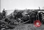 Standbild britischen Artilleristen feuern 8-Zoll howitzer Frankreich, 1916, aus Sekunde 46 historischem Filmmaterial Videoclip 65675028126