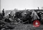 Standbild britischen Artilleristen feuern 8-Zoll howitzer Frankreich, 1916, aus Sekunde 48 historischem Filmmaterial Videoclip 65675028126
