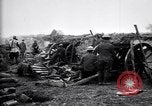 Standbild britischen Artilleristen feuern 8-Zoll howitzer Frankreich, 1916, aus Sekunde 55 historischem Filmmaterial Videoclip 65675028126