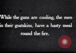 Standbild British 5th Army Gunners im goatskins Frankreich, 1916, aus Sekunde 1 historischem Filmmaterial Videoclip 65675028127
