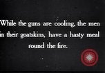 Standbild British 5th Army Gunners im goatskins Frankreich, 1916, aus Sekunde 4 historischem Filmmaterial Videoclip 65675028127