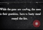 Standbild British 5th Army Gunners im goatskins Frankreich, 1916, aus Sekunde 5 historischem Filmmaterial Videoclip 65675028127