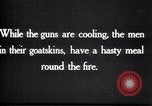Standbild British 5th Army Gunners im goatskins Frankreich, 1916, aus Sekunde 6 historischem Filmmaterial Videoclip 65675028127