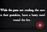 Standbild British 5th Army Gunners im goatskins Frankreich, 1916, aus Sekunde 7 historischem Filmmaterial Videoclip 65675028127