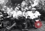 Standbild British 5th Army Gunners im goatskins Frankreich, 1916, aus Sekunde 8 historischem Filmmaterial Videoclip 65675028127