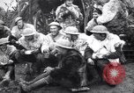 Standbild British 5th Army Gunners im goatskins Frankreich, 1916, aus Sekunde 9 historischem Filmmaterial Videoclip 65675028127