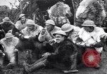 Standbild British 5th Army Gunners im goatskins Frankreich, 1916, aus Sekunde 11 historischem Filmmaterial Videoclip 65675028127