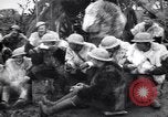 Standbild British 5th Army Gunners im goatskins Frankreich, 1916, aus Sekunde 12 historischem Filmmaterial Videoclip 65675028127