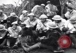 Standbild British 5th Army Gunners im goatskins Frankreich, 1916, aus Sekunde 14 historischem Filmmaterial Videoclip 65675028127