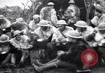 Standbild British 5th Army Gunners im goatskins Frankreich, 1916, aus Sekunde 15 historischem Filmmaterial Videoclip 65675028127