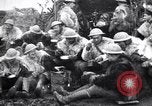 Standbild British 5th Army Gunners im goatskins Frankreich, 1916, aus Sekunde 16 historischem Filmmaterial Videoclip 65675028127