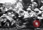 Standbild British 5th Army Gunners im goatskins Frankreich, 1916, aus Sekunde 17 historischem Filmmaterial Videoclip 65675028127