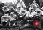 Standbild British 5th Army Gunners im goatskins Frankreich, 1916, aus Sekunde 18 historischem Filmmaterial Videoclip 65675028127